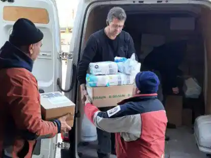 Umpacken der Spenden nahe der ukrainischen Grenze: Am 18. April startet im Ammerland der n&auml;chste Transport des Vereins Humanit&auml;re Soforthilfe.