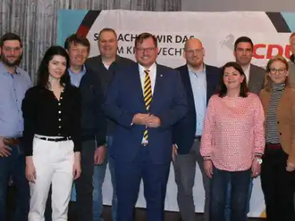 Der neue CDU-Stadtverbandsvorstand mit den Rednern (von links): Dirk L&uuml;bbe, Alexander Siefert, Anna Frohn, Josef D&ouml;dtmann, Antonius Gramann, Philip Wilming, Felix Wehry, Silvia Frilling, Heinrich Averdam, Sandra Lindenthal, Boris B&uuml;ssing und Thomas Frilling.