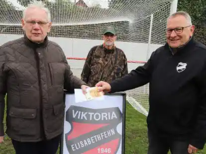 Die Spende an den SV Viktoria Elisabethfehn &uuml;berreichten (von links) Hegeringleiter Rudi Schulte und Naturschutzobmann Heinz Hinderks an den SVE-Vorsitzenden Wilhelm Kassens.