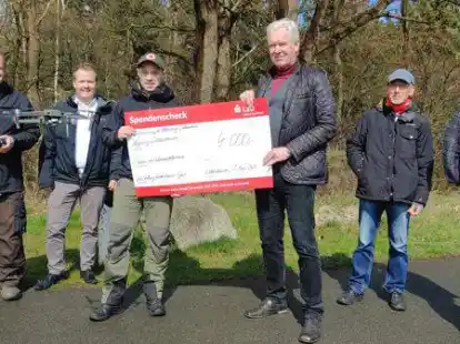 Begutachten die neue Drohne des Hegerings: (von links) Lars Kosten (Hegering), Nicolas Tabke (LzO), Daniel W&uuml;rdemann (Hegering), Gerd Behrend (LzO), Dieter Kammann (Hegering) und J&ouml;rg Niemann (LzO).