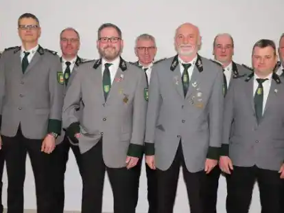 Der Vorstand des II. Zuges des Sch&uuml;tzenvereins Altenoythe (von links):  Michael Stadtsholte, Torben Pohlmann, Heinz L&uuml;bbers, Dennis L&ouml;schen, Manfred L&uuml;bbers, Hubert Tiedeken, Rainer Wessels, Stefan L&uuml;cking und Alfons L&uuml;ken.