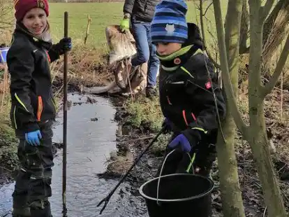 Einsatz f&uuml;r eine m&uuml;llfreie Umwelt: Auch Kinder beteiligten sich in Vreschen-Bokel am Dorfputz wie hier am Bokeler Heidemeer.