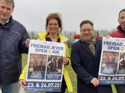 Die Vorfreude auf Sommerwetter und Open-Air Konzerte ist gro&szlig;. Von links: Tobias Masemann, Maike Theesfeld (beide Veranstaltungen Stadt Jever), Jan Edo Albers (B&uuml;rgermeister Jever), Maik B&ouml;se (Boese Events).