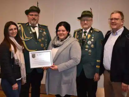 Spende der Sch&uuml;tzen aus Varrelbusch, Falkenberg, Staatsforsten und Resthausen f&uuml;r ukrainische Fl&uuml;chtlinge: Zur Scheck&uuml;bergabe an den Verein &bdquo;Vita &ndash; stronger together for peace and freedom&ldquo; kamen (von links) Margaryta Mandryk, Markus Hochgartz, Antje Hohnholt, Walter Einhaus und Franz-Josef Kettmann.