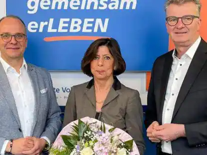 Renate Schr&ouml;der erhielt zum 50-j&auml;hrigen Arbeitsjubil&auml;um Gl&uuml;ckw&uuml;nsche von Oliver Frey (links) und J&uuml;rgen Kikker.