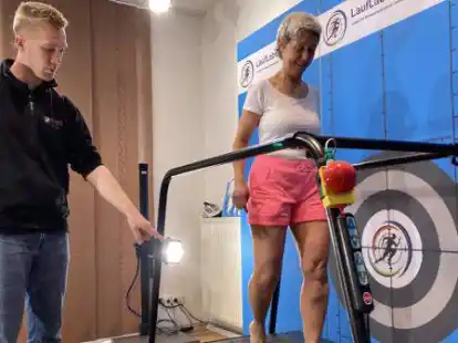 &bdquo;Lauf geht&rsquo;s&ldquo;-Teilnehmerin Christa Hoffmann lie&szlig; ihre Bewegungen im Lauflabor von Wilko Wilts untersuchen.
