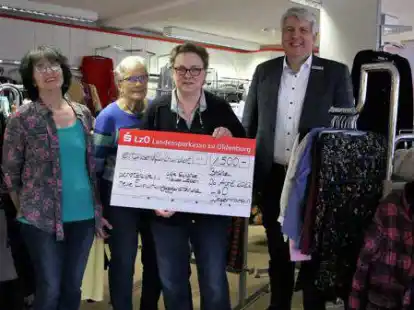 Renate Detje freut sich &uuml;ber jede Spende, die sie zum Start ihrer &bdquo;Schatzkiste&ldquo; in Empfang nehmen darf. Bei der &Uuml;bergabe eines symbolischen Schecks von LzO-Direktor Andreas Vollert waren auch die ehrenamtlichen Helferinnen (von links) Karin Gebauer und Erika Pichler im neuen Sozialkaufhaus.