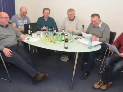 Der Chronikausschuss des Sch&uuml;tzenvereins Beverbruch-Nikolausdorf mit (von links) Ferdinand Rempe, Dirk M&ouml;llmann, Norbert Nording, Arnold Janzen, Helmut Vossmann, Theo Schwarte