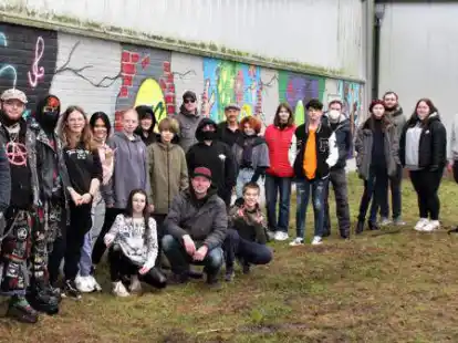 Die Teilnehmer vor ihrem Werk: Sie machten aus der grauen Wand einen bunten Hingucker.