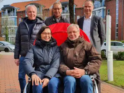 Die vierte Rikscha nimmt ihren Fahrdienst in Cloppenburg auf. Es freuen sich (sitzend): Bettina Kalkhoff-Schafmeyer (Heinrich-Kalkhoff-Stiftung), Gregor M&ouml;ller-Reemts sowie (stehend, von links) Heinz-Josef Schr&ouml;der (Heinrich-Kalkhoff-Stiftung), Dr. Aloys Klaus (Kleebaum-Stiftung) und Matthias Hermeling.