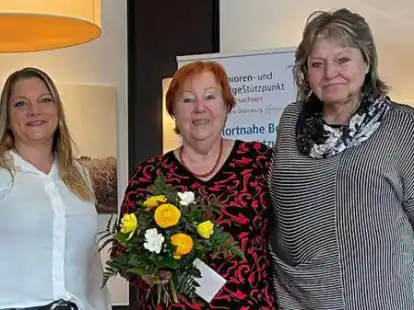 Blumen f&uuml;r die langj&auml;hrige Vertrauensfrau: (von links) Vorstandsmitglied Julia Addicks, Vertrauensfrau Uschi Kroog und ihre Nachfolgerin Anne Johannes.