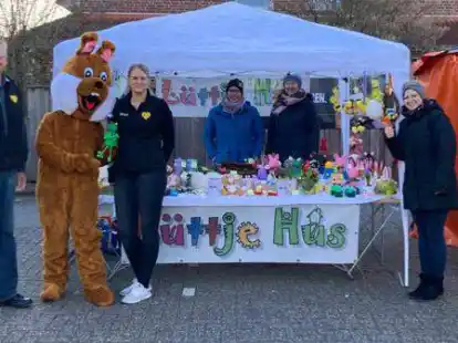 Zufrieden mit der Aktion: Mehr als 600 Euro hat der Verkauf von Osterdeko durch Vertreter des Elternrates f&uuml;r den Kindergarten eingebracht. Klaus Warnken, Inhaber des Edewechter Edeka-Marktes (links), hatte zus&auml;tzliche S&uuml;&szlig;igkeiten gestiftet, die der Osterhase beim Verkauf an die Kinder verteilte.