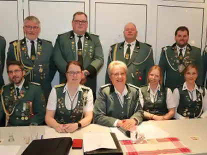 Der Vorstand des Sch&uuml;tzenvereins Harkebr&uuml;gge freut sich auf das kommende Sch&uuml;tzenjahr (sitzend von links): Markus Wendt, Bianca Bretgeld, Heidi Eilers, Heike Timmermann, Julia Timmermann und Stephan Pacholke sowie (stehend von links) Thomas Oeltjenbruns, Wilfried Hoffmann, Marcel Schrandt, Heiko Rodiek-Uphoff,  Mathias Timmermann und Andreas Eilers.