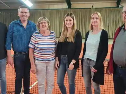Wurden in ihren &Auml;mtern im Vorstand des Tennisverein Saterland best&auml;tigt (von links): Marco Meyer, J&uuml;rgen Gertzen, Elisabeth Gertzen, Kirsten Albers, Merle Denkena und Johann Rauert