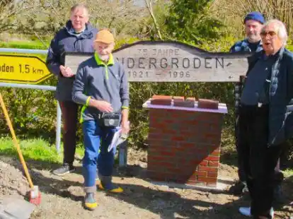 &bdquo;Richtfest&ldquo; beim neuen Wahrzeichen f&uuml;r das 100-j&auml;hrige Sandergroden: Von links Manfred Jan&szlig;en, Horst Langner, Jens Dosdall und Frank Klimmeck.