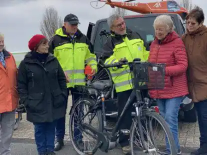Langsam an das Pedelec heranwagen: Rolf Quickert (Mitte links) und Gerhard Herrmann (Mitte rechts) erkl&auml;ren den Teilnehmerinnen des Fahrtrainings ganz genau, was sie beim &bdquo;Erstkontakt&ldquo; beachten m&uuml;ssen.