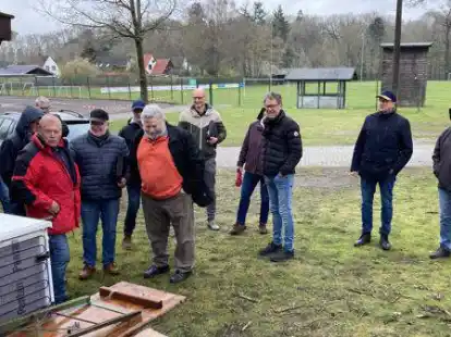 Die Vertreter des Sportausschusses und des TV Neuenburg bei der Platzbegehung: Der alte Ger&auml;teschuppen (links) soll den neuen Umkleidekabinen weichen. Ein Multifunktionsgeb&auml;ude soll den Holzturm und den Unterstand (im Hintergrund) ersetzen.