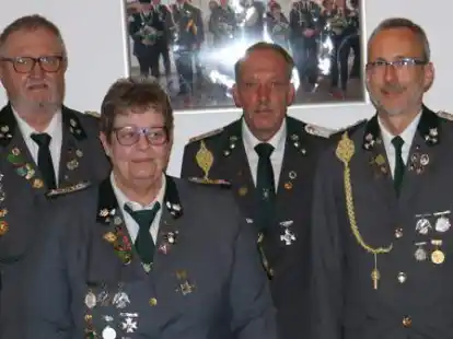 Einen Wechsel gab es im Vorstand des Sch&uuml;tzenvereins Gro&szlig;enkneten: (von links) Vorsitzender G&uuml;nther Behrens, die neue Schie&szlig;meisterin Heike van den Boom, der wiedergew&auml;hlte 2. Vorsitzende Enno Clau&szlig;en und der bisherige Schie&szlig;meister Christian R&uuml;ffer.