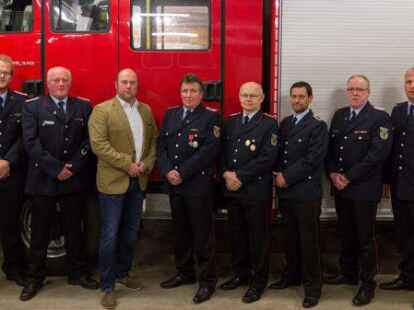Freuten sich &uuml;ber die Ehrungen (von links): Martin Weldam, Torsten Koopmeiners, Thorsten Reichenbach, Matthias H&ouml;ne, Hubert Hann&ouml;ver, Michael Middendorf, Hartwig Henke und Stefan Abshof