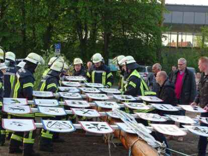 Maibaumsetzen in Hude. Erstmals wurde der Handwerkerbaum 2019 (Bild) am neuen Standort auf dem Sch&uuml;tzenplatz mit vereinten Kr&auml;ften aufgestellt.