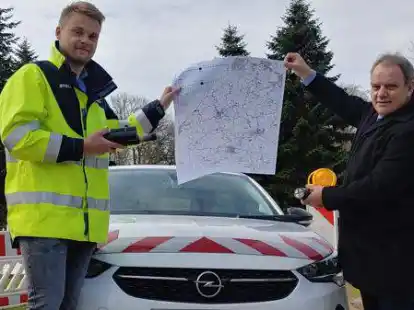 Gehen zusammen in Richtung nachhaltige Zukunft: Florian Plate, Projektleiter bei Avacon Netz (links) und Yves Nagel, B&uuml;rgermeister der Samtgemeinde Harpstedt,