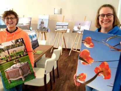 Silvia Bosch (l.) und Bettina Heinemann bei der Vorbereitung der Ausstellung
