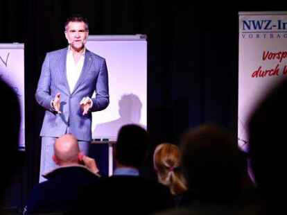 Slatco Sterzenbach informierte bei der NWZ-Vortragsreihe Impulse die G&auml;ste im PFL und an den Computern.