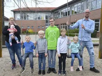 Gro&szlig;e Familie mit gro&szlig;en Sorgen: Christin mit Baby Mila und Daniel Kr&ouml;ger und ihre Kinder (v.l.) Emil, Titus, Luca Justus und Sophie.