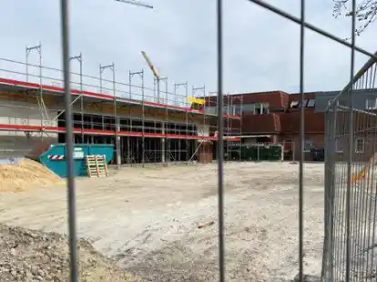 Das neue Wohn- und Gesch&auml;ftshaus entsteht im Zentrum von Warsingsfehn an der Carl-Karl-Carstens-Stra&szlig;e. Aktuell ist schon das Erdgeschoss zu erkennen.