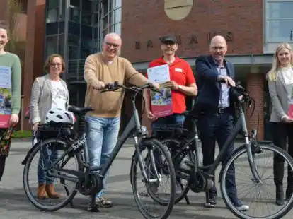 Sind zweieinhalb Wochen vor Beginn des Stadtradelns schon hochmotiviert (von links): Wiebke B&ouml;ckmann, Maria Oloew, Michael Bertschik, Achim Wach, B&uuml;rgermeister Neidhard Varnhorn und Sandra von Garrel