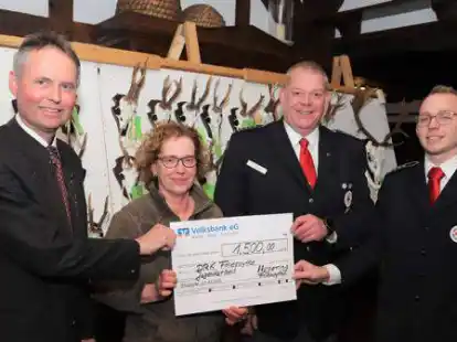 Heino von  Garrel und Anke Diekmann (v.l.) &uuml;berreichten den Scheck an  Ralf Hagen und Benedikt Nuxoll vom DRK.