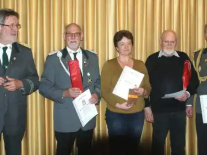 Urkunde &uuml;berreicht: Der Sch&uuml;tzenverein Delfshausen hat langj&auml;hrige Mitglieder geehrt.