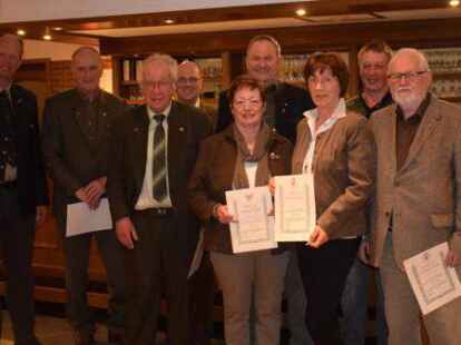 <p>Beim Hegering Stedingen ehrte der Vorsitzende der J&auml;gerschaft Wesermarsch, J&ouml;rg Kuck, unter anderem die langj&auml;hrigen Mitglieder Hans-Gerd Conze-Wichmann, Karl-Bernd B&ouml;se, Ingo W&ouml;bken, Margarete Geerken-Schmidt, Hans-Martin W&ouml;bken, Lina Wichmann,Helge Schmidt und Ekkehard Franke</p>