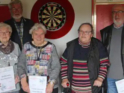 Club-Vorsitzender G&uuml;nter Mehrtens (2. von links) zeichnete die Jubilare Sophie Lachnitt, Margit Gloystein, Traute D&ouml;rrbecker und Claus D&ouml;rrbecker aus.