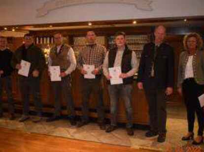 Timon R&uuml;&szlig; (von links) Johannes D&ouml;hle, S&ouml;nke Jan&szlig;en, Mario Meyer, Maximilian Prott wurden vom Vorsitzenden der J&auml;gerschaft Wesermarsch,  J&ouml;rg Kuck,  und Kreisbl&auml;serobfrau Heidi Spiekermann geehrt.