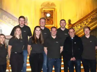 Sie bilden das KLJB-Vorstandteam (vorne, v.l.): Jenna Abeln, Carolin Behnen, Kyra Behnen, Thomas Behnen, Pfarrer Michael Schiller, Rene Bischof, (hinten, v.l.) Nicolas Kramer, Jan-Dirk Robbers und Sebastian P&uuml;nter