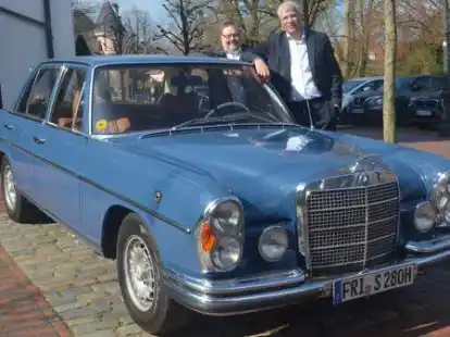 Laden zum Oldtimertreffen: Knut Kreye, Vorsitzender von &bdquo;Jever aktiv&ldquo;, und Oldtimer-Szenekenner J&ouml;rg Kurland (hinten, links).