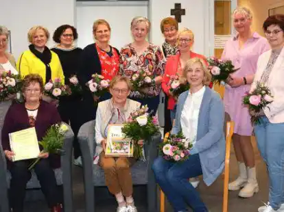 Das Leitungsteam der Landfrauen Hemmelte mit den geehrten Mitgliedern und Referentin (stehend, von links): Ina Janhsen, Pr&auml;sidentin Nieders&auml;chsischer Landfrauenverband Weser-Ems, Nicole Hackmann, Andrea Ahrens, Renate Bolte, Hildegard Wichmann, Cordula Gerdes, Doris Burke, Christiane Bolte, Marion Hinrichs sowie (sitzend von links) Marlies Falkenau, Agnes Niemeyer und  Anette Balgenort. Es fehlt Margret Grever.