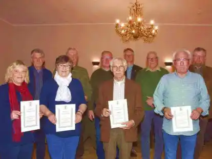 Bei der Jahreshauptversammlung des Hegerings Elsfleth nahmen teil: (hinten, von links) Hans-Werner Jochims, Jens Heidemann, Christoph Krahl, Stefan Leihsa, Harald Groenenboom und Gerd L&uuml;ers sowie (vorne, von links) Anke Thies, Heide Stutz, Fred Lexer und Wolfgang Nie&szlig;