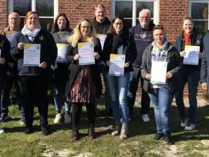 Der Spielmanns- und Fanfarenzug Hahn-Nethen hat langj&auml;hrige Mitglieder geehrt (von links): Ines Maschmann, Detlef Wilksen, Jennifer Harms, Svenja Nareyka, Silke Bruns, Christian Fricken, Imke Uter, Joachim Poelmeyer, Rika Gerken, Hella Kaper und Thomas Kaper.
