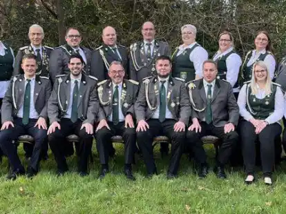 Der neue Vorstand des Sch&uuml;tzenvereins Neuland (oben von links): Cornelia Beelmann, Bernhard Bergmann, Stephan Feldmann, Dirk Nordmann, Hartmut Kapels, Kerstin Nordmann, Nadine Dahlke, Catrin K&ouml;hler und Oliver K&ouml;hler sowie (unten von links) Brigitte Warnken, Jannek Benkens, Marco Alberding, Siegfried Ukena, Christian Budde, Yasmin Pyrchalla und Anja Behrens.