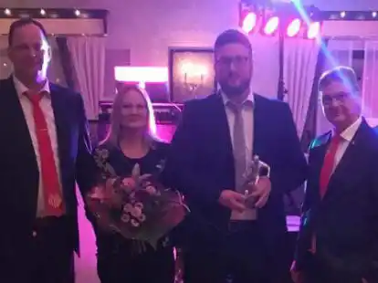 Frank Bohmann (2.v.r.) wurde vom Vereinsvorsitzendem Johannes Timmermann (r.) und seinem Stellvertreter Guido Runden (l.) zum &bdquo;Sportler des Jahres&ldquo; geehrt. Mit ihm freute sich seine Ehefrau Mona.