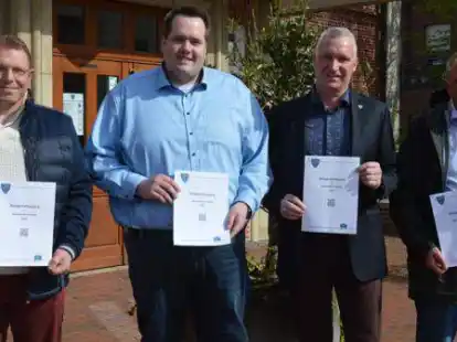 Einwohnerbefragung in Lastrup (von links): Karsten Boll (FDP), Felix Klugmann (CDU), B&uuml;rgermeister Michael Kramer und Horst Schleider (SPD) stellten den Fragebogen vor.