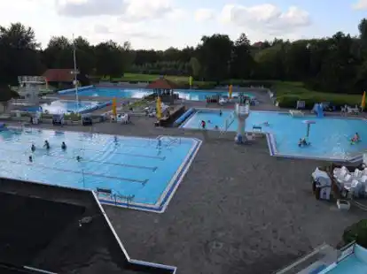 Der Badepark Bad Zwischenahn: Auf dem Dach der Vorhalle helfen Solarabsorber dabei, das Wasser zu erw&auml;rmen und so weniger Gas zu verbrauchen.