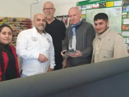 Mit einem Buch &uuml;ber syrische K&uuml;che engagieren sie sich f&uuml;r Menschen in der Ukraine und ukrainische Fl&uuml;chtlinge: Mayassa Mustafa (von links), ihr Mann Omar Ismaeil, Reinhard Penning, Gert Sudbrack und Mohamed Ismaeil.