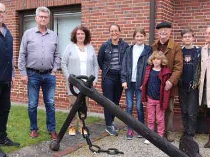 Austausch beim B&uuml;rger- und Heimatverein Bar&szlig;el (von links): Georg Hoffbuhr, Otto Elsen, Erika Pohlmann, Mareike H&uuml;lper-Gertjegerdes, Amelie, Anne, Burchard H&uuml;lper, Felix und Wiebke L&uuml;hrmann.