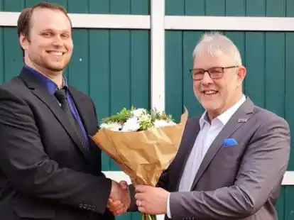 Kreisvorsitzender Josef Kruse (rechts) begl&uuml;ckw&uuml;nscht Markus K&uuml;hter aus B&ouml;sel zur Kandidatur f&uuml;r die Landtagswahl.