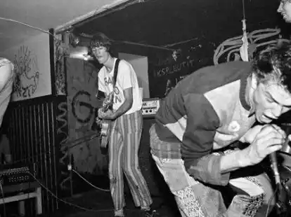 Kurz nach ihrer Gr&uuml;ndung spielten die Toten Hosen in Ost-Berlin. Die TV-Dokumentation dazu ist in der ARD-Mediathek zu sehen.