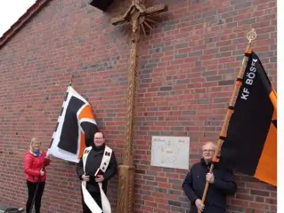 Frisch restauriert und nun eingeweiht: Das Litauenkreuz der Kolpingfamilie B&ouml;sel am Begegnungszentrum.