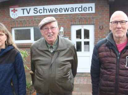 Harry Hollens (Mitte) &uuml;bergab dem TV Schweewarden eine Spende von 1000 Euro. Dar&uuml;ber freuen sich die Vorsitzende Heike Simon und der 2. Vorsitzende Hans-Dieter Schierloh.